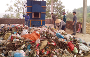 Lò đốt rác kiểu mới tại thị trấn Cao Phong đang được chạy thử nghiệm công suất 500 kg/h.