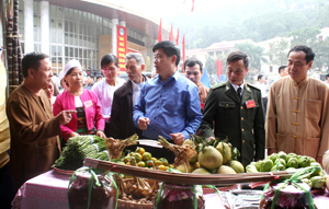 Các đồng chí lãnh đạo tỉnh thăm gian trưng bày nông sản của bà con dân tộc trong tỉnh  tại Đại hội đại biểu các dân tộc thiểu số tỉnh Hòa Bình lần thứ II, năm 2014.                                                ảnh: T.L