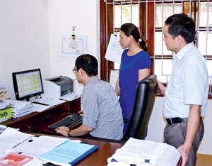 Tổ thư ký ủy ban Bầu cử huyện Mai Châu chuẩn bị các văn bản, tài liệu phục vụ bầu cử.