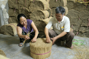 Vợ chồng thương binh Nguyễn Ngọc Tuấn, tổ 26, phường Đồng Tiến (thành phố Hòa Bình) phát triển nghề chẻ tăm ổn định cuộc sống gia đình.