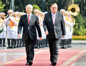 Tổng Bí thư Nguyễn Phú Trọng và Tổng Bí thư, Chủ tịch nước CHDCND Lào Bun-nhăng Vo-la-chít duyệt đội danh dự QĐND Việt Nam.