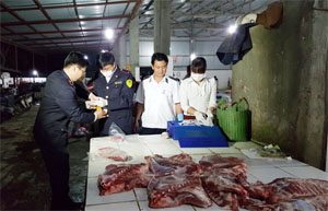 Đoàn kiểm tra lấy mẫu thịt lợn để kiểm tra chất cấm tại lò giết mổ tập trung của Doanh nghiệp tư nhân Ngọc Hà, xã Sủ Ngòi, TPHB.

