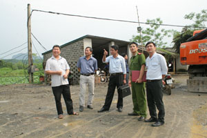 Đoàn kiểm tra liên ngành kiểm tra thực tế tại mỏ khai thác đá Doanh nghiệp tư nhân Song Nghĩa, xã Văn Nghĩa (Lạc Sơn).

