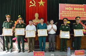 Lãnh đạo ĐUQS huyện Kim Bôi trao tặng giấy khen cho các cá nhân có thành tích xuất sắc trong 5 năm thực hiện Chỉ thị 03.
