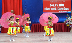Trẻ em huyện Lương Sơn thường xuyên được tham gia các hoạt động văn hóa, văn nghệ. ảnh: Học sinh trường tiểu học Bãi Lạng biểu diễn văn nghệ  tại ngày hội thiếu nhi vui khỏe - tiến bước lên Đoàn