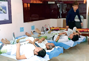 Nhiều người dân đến cơ sở tiếp thị, quảng bá và bán sản phẩm giường nằm massage Vigen Medical tại đường Năng lượng, phường Hữu Nghị (TP Hòa Bình) để trải nghiệm.