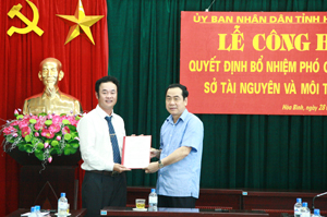 Đồng chí Nguyễn Văn Quang, Chủ tịch UBND tỉnh trao quyết định bổ nhiệm có thời hạn 5 năm cho đồng chí Bùi Quang Điệp, Phó Giám đốc Sở TN-MT.