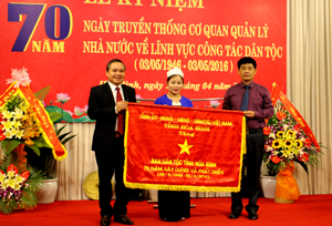 Đồng chí Nguyễn Văn Dũng, Phó Chủ tịch UBND tỉnh trao tặng Ban Dân tộc tỉnh bức trướng  của Tinh ủy- HĐND-UBND-UBMTTQ tỉnh ghi nhận quá trình 70 năm xây dựng và phát triển.