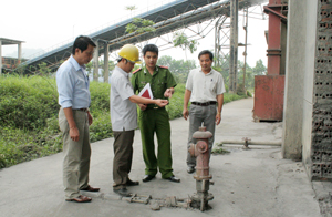 Đoàn kiểm tra liên ngành kiểm tra thực tế xưởng sản xuất của 
Công ty CP Xi măng X18 (Yên Thủy).
