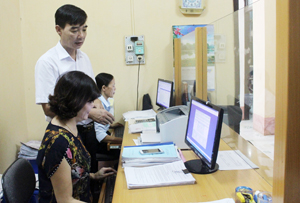 Cán bộ BHXH huyện Lạc Thủy nhập số nhân khẩu từ mẫu DK01 vào phần mềm quản lý.