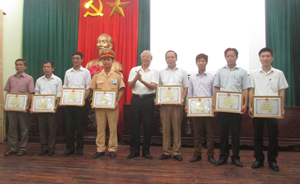 Lãnh đạo UBND huyện Cao Phong khen thưởng cho các tập thể tiêu biểu trong thực hiện Chỉ thị số 03 – CT/TW giai đoạn 2011 - 2015

 

