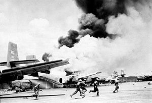 Bộ đội giải phóng tiến vào đánh chiếm sân bay Tân Sơn Nhất, ngày 30/4/1975. Có thể thấy, còn nhiều máy bay vận tải của quân đội chính quyền Sài Gòn bị bỏ lại. ảnh: T.L