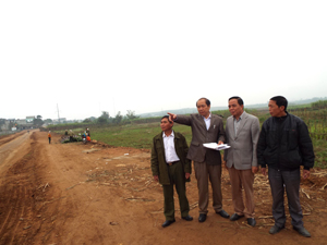 Cán bộ cấp ủy, chính quyền xã Nam Phong (Cao Phong) bám sát địa bàn, vận động nhân dân bàn giao mặt bằng tuyến đường chính từ QL 6 đến trung tâm xã để về đích  NTM vào năm 2016.

