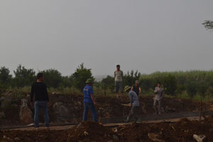 Từ công tác tuyên truyền vận động của Ban công tác mặt trận KDC, các hộ dân xóm Vân Hồng, xã Bắc Phong, Cao Phong đã tự nguyện hiến đất làm đường giao thông liên xóm.