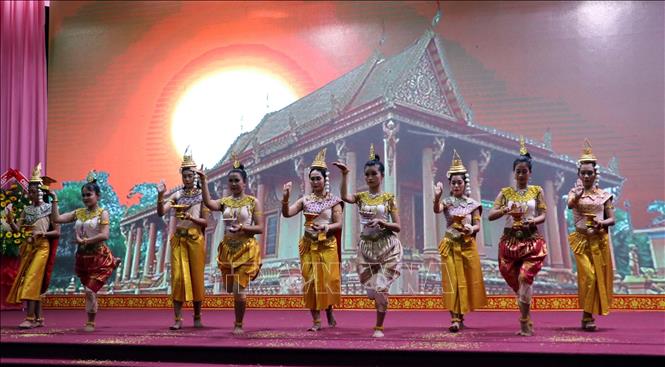 Hãy đến với chương trình đón Tết Khmer tại thành phố Hội An để trải nghiệm không gian đậm chất văn hóa dân tộc. Với những hoạt động sôi nổi và phát động trò chơi dân gian, bạn sẽ có cuộc sống tốt đẹp và ấm áp bên những người thân yêu trong mùa Tết. Hãy cùng Hội An đón Tết Khmer nhé!