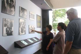 Khách quốc tế thăm bảo tàng chứng tích chiến tranh ở TP Hồ Chí Minh