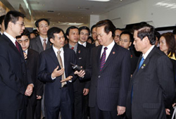 Thủ Tướng Nguyễn Tấn Dũng thăm trung tâm nghiên cứu và phát triển Thượng Hải