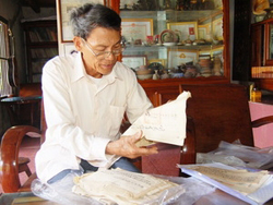 Ông Đặng Thoại Tuyền giới thiệu về thư tịch cổ về Hoàng Sa và Trường Sa đang lưu giữ