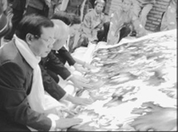 Lãnh đạo TP Hà Nội trong buổi lễ hoàn thành bức tranh thêu khổ lớn Ước nguyện ngàn năm Thăng Long