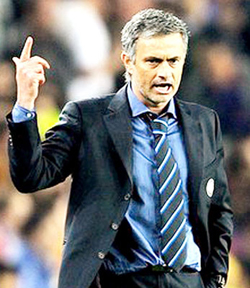 Jose Mourinho đang đứng trước điểm khởi đầu cho cú ăn 3 mùa này. 
