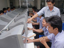 Thầy Võ Trần Thanh Vũ hướng dẫn học sinh thực hành tại lớp tin học 9A,  Trường TCCN Kinh tế Kỹ thuật Vạn Tường - TPHCM