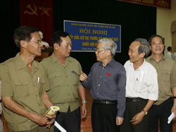 Chủ tịch Quốc hội Nguyễn Phú Trọng tiếp xúc cử tri tại phường Quan Hoa, quận Cầu Giấy.