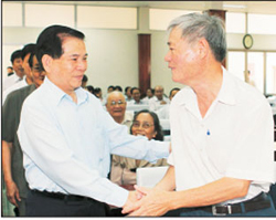 Chủ tịch nước Nguyễn Minh Triết với các cử tri quận 1, TP Hồ Chí Minh.