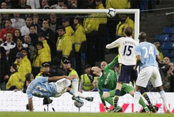 Tiền đạo Peter Crouch (số 15, Tottenham) trong pha đánh đầu ghi bàn vào lưới Man.City.
