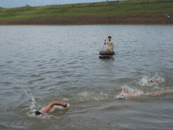 Các VĐV nỗ lực thi đấu ở nội dung bơi vượt sông nam chính