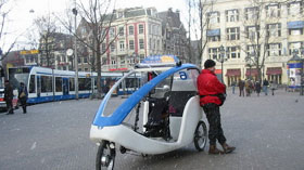 Amsterdam, thủ đô của Hà Lan, được coi là thiên đường của những người bảo vệ môi trường bởi phần lớn phương tiện giao thông ở đây là xe đạp. Họ còn phát minh ra cả “taxi đạp” rất đẹp - Ảnh: Ellywa

