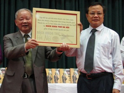 Giáo sư Lê Xuân Tùng trao tượng trưng bộ Bách khoa thư Hà Nội và bản quyền tác giả cho Hà Nội.