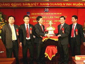 Thường trực Ban Bí thư Trương Tấn Sang trao tượng Bác Hồ cho Đảng bộ Tổng Công ty thăm dò khai thác dầu khí .