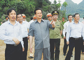 Thủ tướng Nguyễn Tấn Dũng kiểm tra
việc đầu tư khu du lịch Tam Chúc - Ba Sao.
