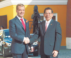 Tổng thống Nga D. Medvedev đón Chủ tịch nước
Nguyễn Minh Triết đến dự lễ kỷ niệm tại điện Kremli.