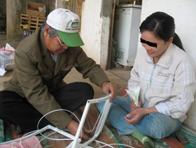 Chị Bùi Thị H ở xóm Đá Bạc xã Liên Sơn huyện Lương Sơn được ông Cao Thế Kỷ dạy nghề đan rút nhựa.
 
