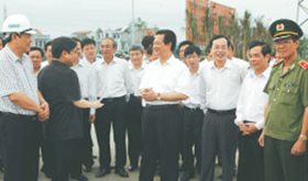 Thủ tướng Nguyễn Tấn Dũng kiểm tra công trình
đường bộ Bot Lộc Hòa (Nam Định).