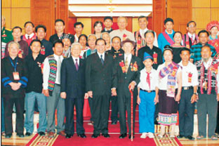 Tổng Bí thư Nông Đức Mạnh, Chủ tịch
QH Nguyễn Phú Trọng với các đại biểu.