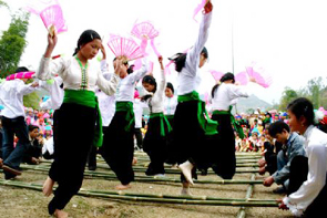 Điệu nhảy sạp của đồng bào dân tộc Thái.