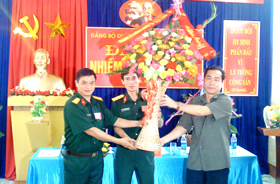 Đồng chí Nguyễn Văn Quang, UVTV Tỉnh uỷ, Bí thư Thành ủy tặng hoa chúc mừng Đại hội.