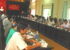 Đội ngũ cán bộ văn hoá cơ sở huyện Tân Lạc tiếp thu kiến thức khoá bồi dưỡng.