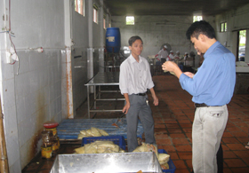 Công ty cổ phần nông nghiệp Kim Bôi bị phạt do chưa tập huấn kiến thức VSATTP cho người lao động.