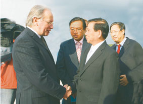 Bộ trưởng ngoại giao Bê-La-Rút X.Mác-Tư-Nốp
đón tiếp Chủ tịch nước Nguyễn Minh Triết
tại sân bay quốc tế ở thủ đô Min-Xcơ.