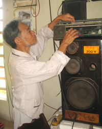 Nhiều năm nay, bộ loa đài cá nhân của ông Bùi Ngọc Tích đã trở thành đài phát thanh công cộng của cả thôn Rộc Trụ.