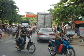 Đa số người dân tham gia giao thông bằng xe máy đều có ý thức đội mũ bảo hiểm (ảnh chụp tại ngã ba Phường Thái Bình - TPHB).
