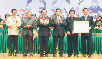 Thủ tướng Nguyễn Tấn Dũng trao tặng
Ủy ban Dân tộc huân chương Sao Vàng.