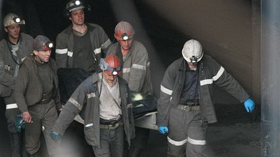 Nhân viên cứu hộ khiêng thi thể một thợ mỏ ra khỏi mỏ Raspadskaya hôm 13-5