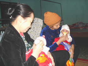 Trẻ em mồ côi được quan tâm nuôi dưỡng tại Trung tâm Bảo trợ xã hội, xã Dân Hạ.