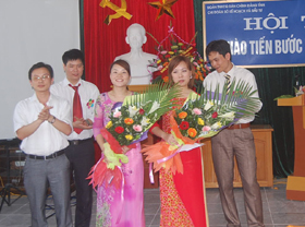 Ban tổ chức trao phần thưởng cho các thí sinh đoạt giải trong hội thi.