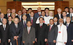 Tổng bí thư Nông Đức Mạnh với các đại biểu Quốc tế.