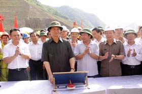 Thủ tướng Nguyễn Tấn Dũng bấm nút đóng tấm thép cuối cùng, chính thức tích nước  hồ Thủy điện Sơn La